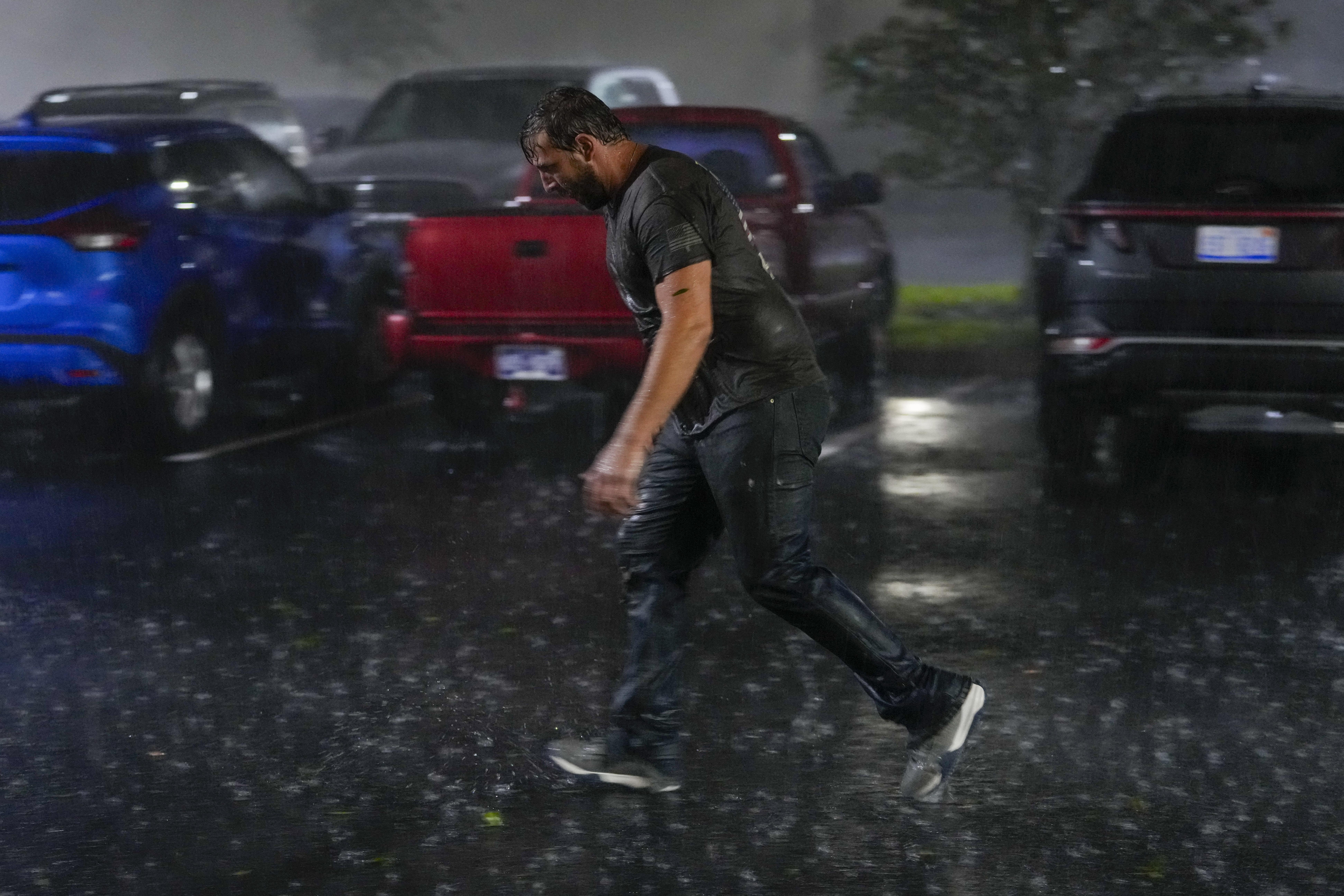 "ميلتون" يضرب فلوريدا ويقطع الكهرباء عن مليوني شخص