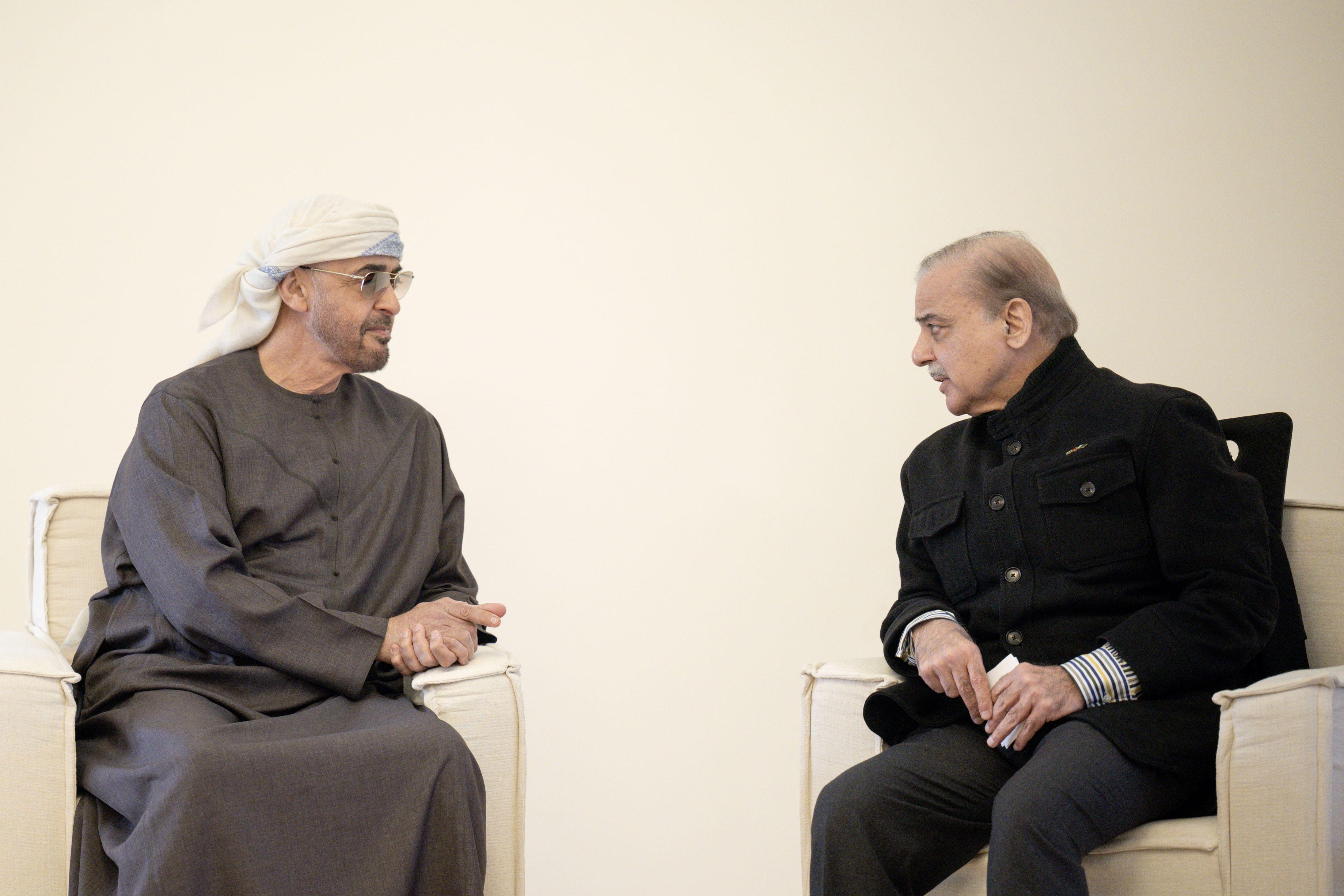 محمد بن زايد وشهباز شريف يبحثان التعاون والقضايا الإقليمية والدولية