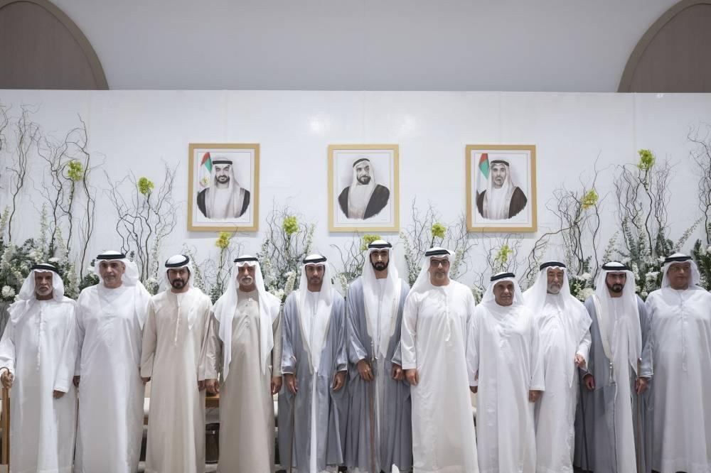 حامد بن زايد ونهيان بن مبارك وخليفة بن طحنون وجانب من الحضور والعرسان حامد بن زايد ونهيان بن مبارك وخليفة بن طحنون وجانب من الحضور والعرسان