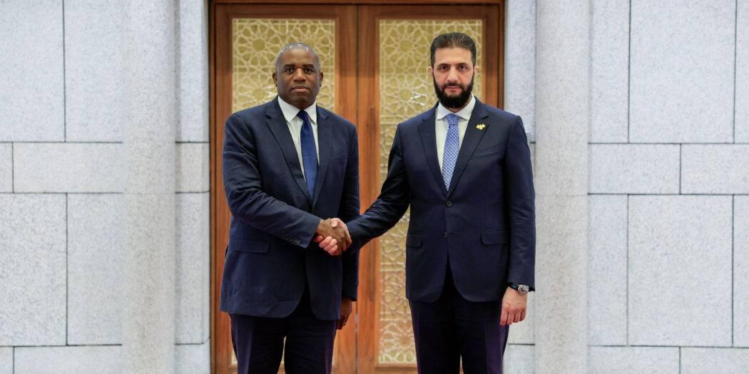قالت بريطانيا، السبت، إنها أعادت العلاقات الدبلوماسية مع سوريا بالتزامن مع زيارة وزير الخارجية ديفيد لامي للعاصمة السورية دمشق. الشرع مع وزير الخارجية البريطاني