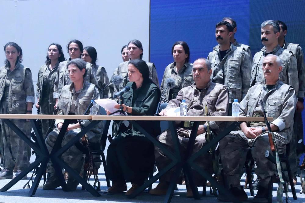 بمراسم رمزية.. مقاتلو «العمال الكردستاني» يحرقون أسلحتهم في شمال العراق