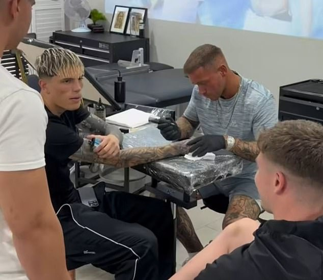 غارناتشو مع شقيقه ووكيل أعماله في محل وشم