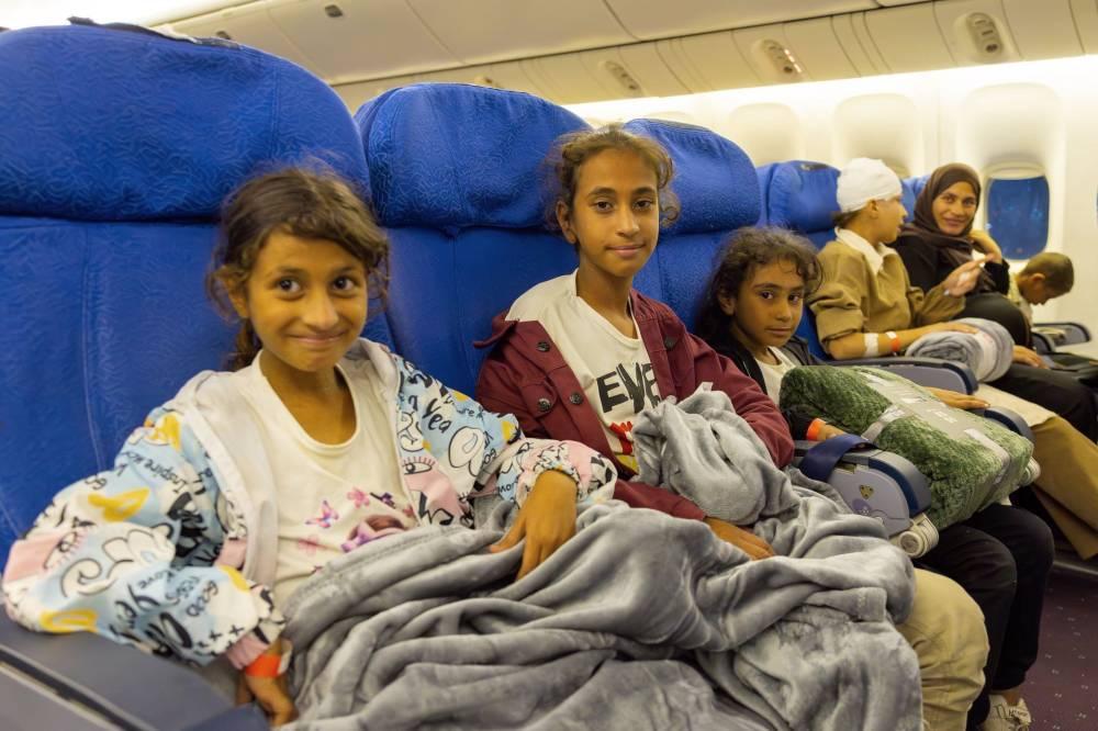 الإمارات تُنفذ إخلاءً طبياً عاجلاً لـ155 من المصابين والمرضى من غزة برفقة ذويهم