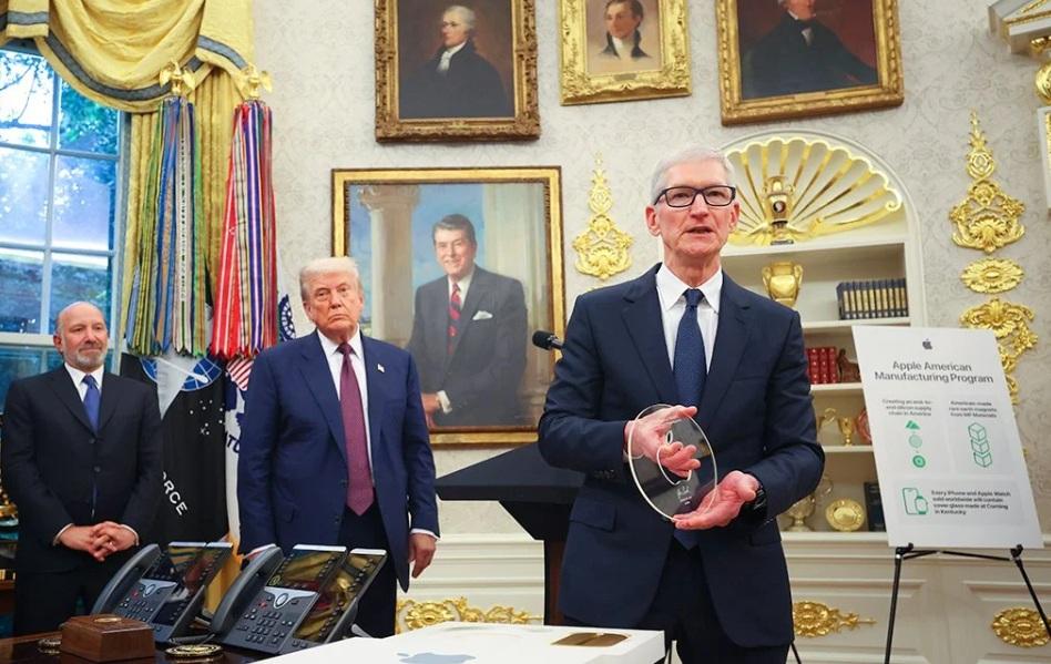 تيم كوك يعرض القرص الذهبي الذي قدمه إلى دونالد ترامب (أرشيفية)