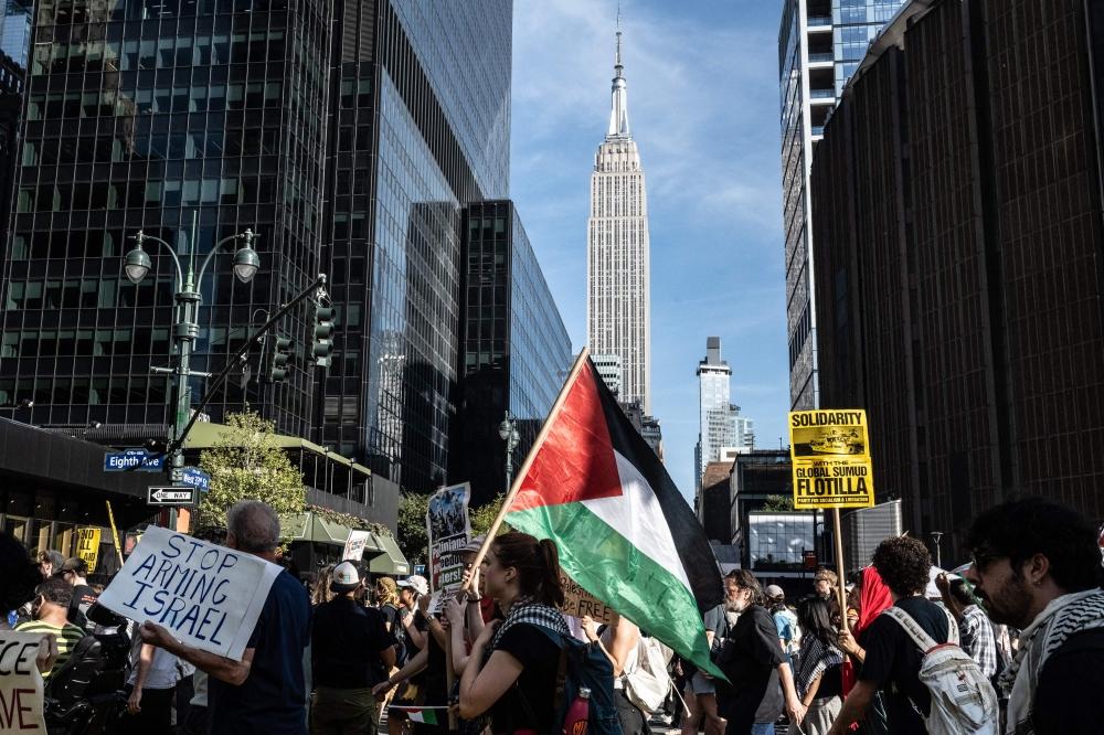 تظاهرة دعم فلسطين أمام في نيويورك 4 أكتوبر 2025 (أ.ف.ب)