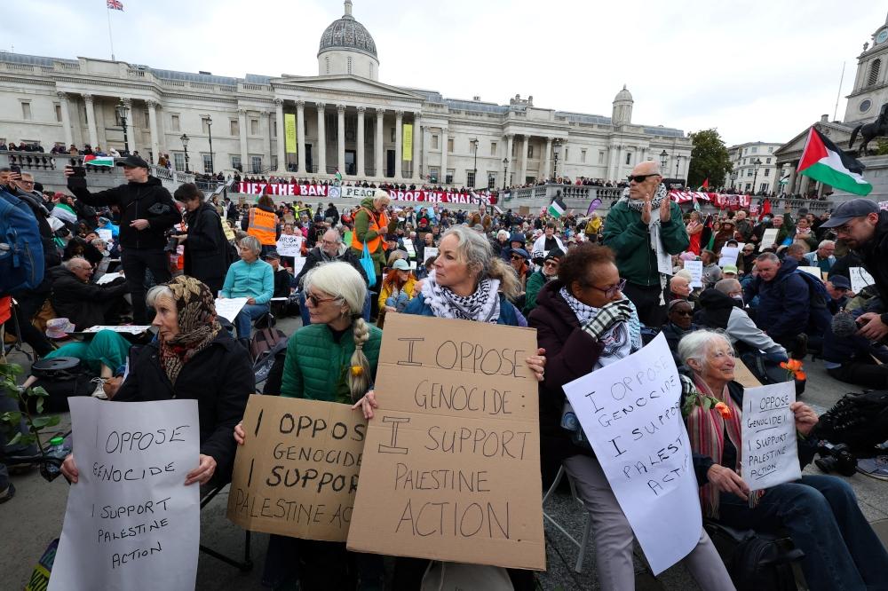 تجمع كبير دعماً لفلسطين في ساحة ترفلجارد وسط لندن 4 أكتوبر 2025 (أ.ف.ب)