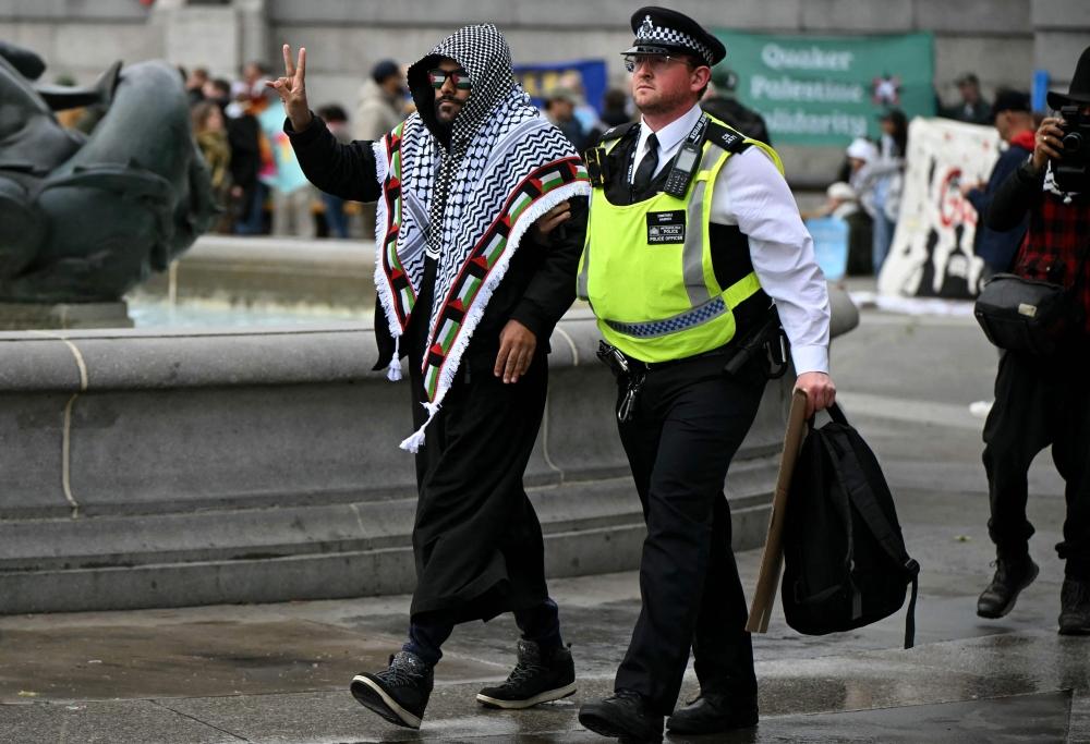 اعتقال أحد المتظاهرين في لندن (أ.ف.ب)