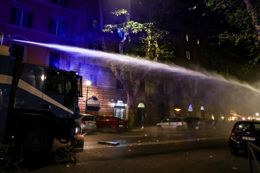 تفريق التظاهرة بخراطيم المياه في روما (أ.ف.ب)