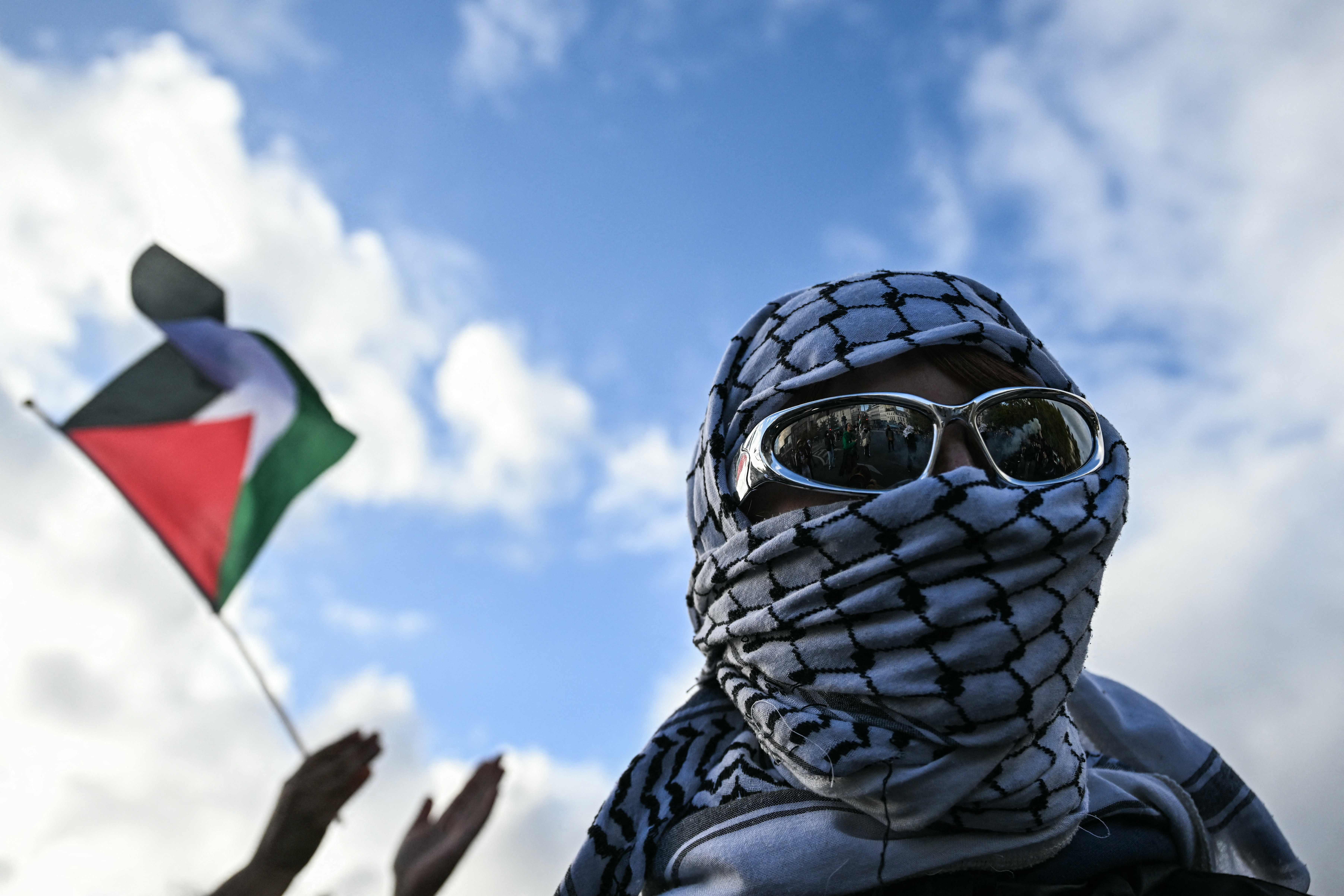 أحد المشاركين في تجمع دعم فلسطين في باريس 4 أكتوبر (أ.ف.ب)