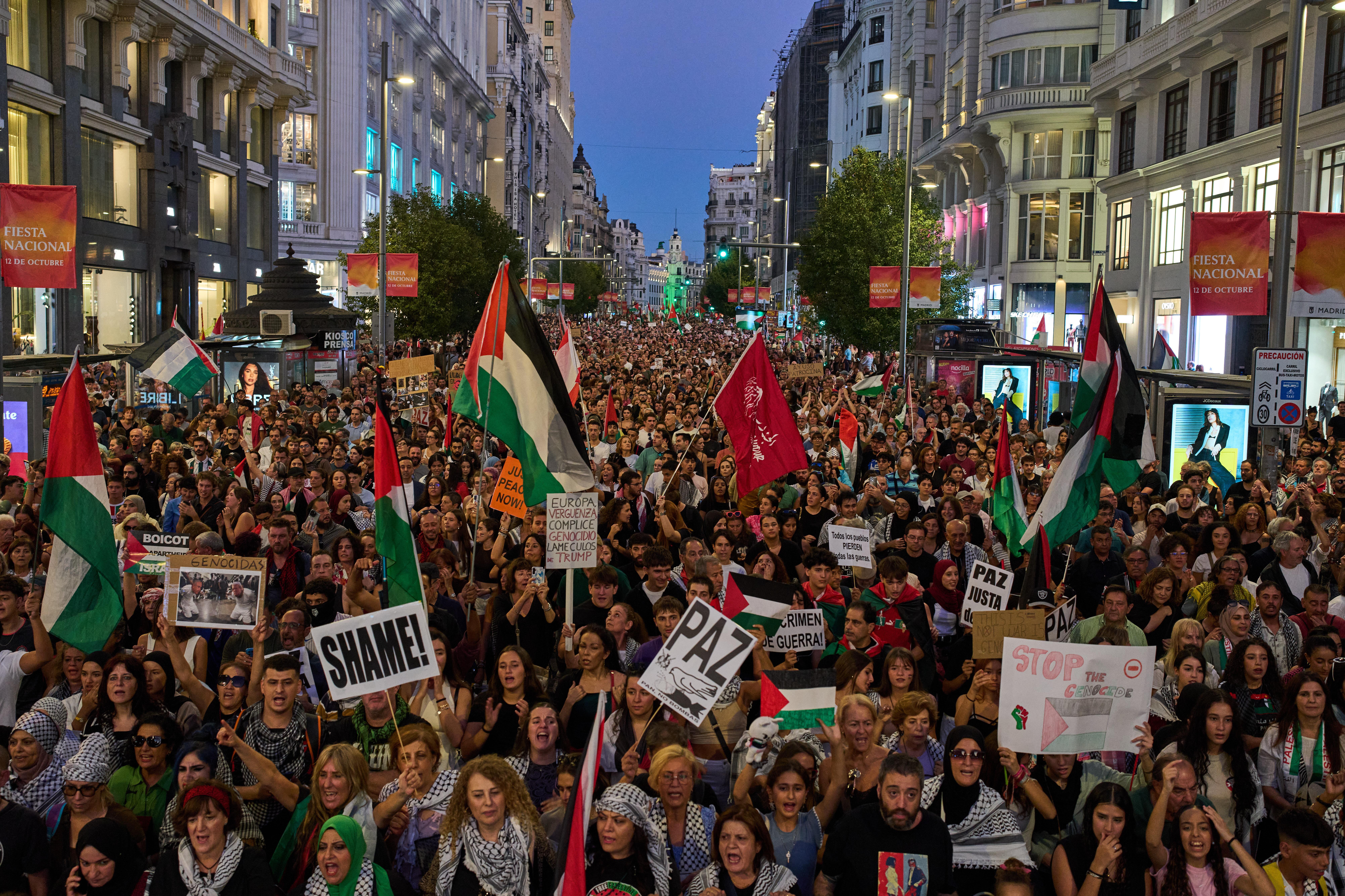 آلاف المتظاهرين في مدريد 4 أكتوبر 2025 (أ.ب)