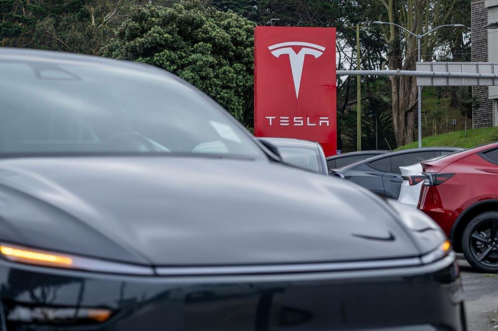 مركز مبيعات ودعم لشركة تيسلا في كاليفورنيا