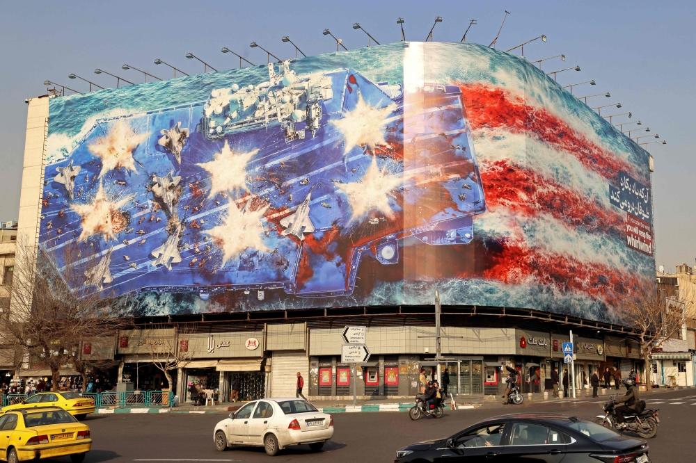 مبنى في طهران مغطى برسم لحاملة طائرات أمريكية تتعرض للقصف
