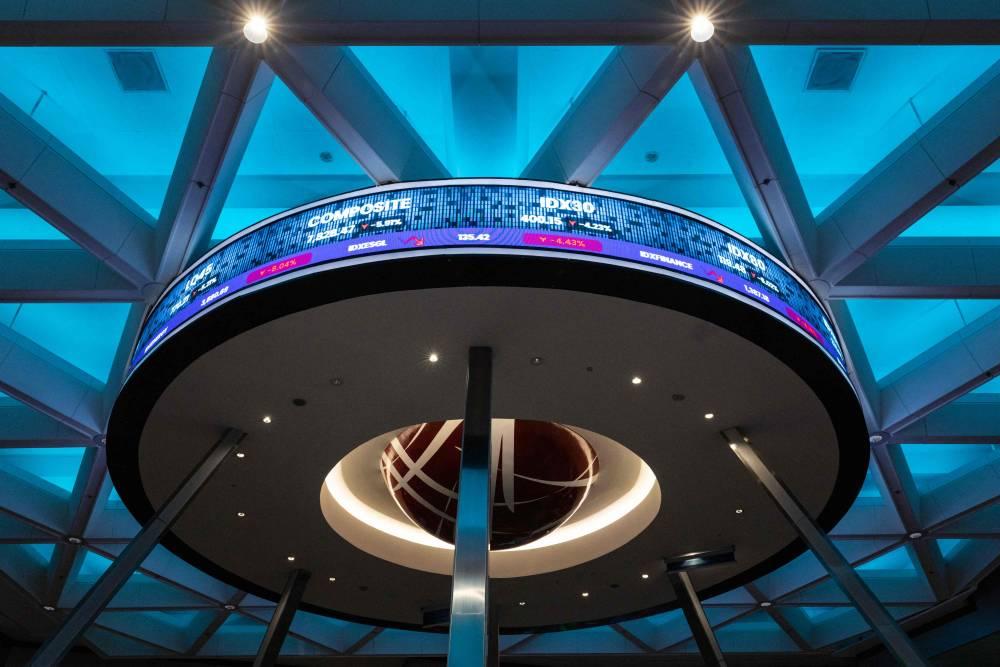 لوحة إلكترونية تعرض أسعار الأسهم في بورصة إندونيسيا في جاكرتا  (أ ف ب)