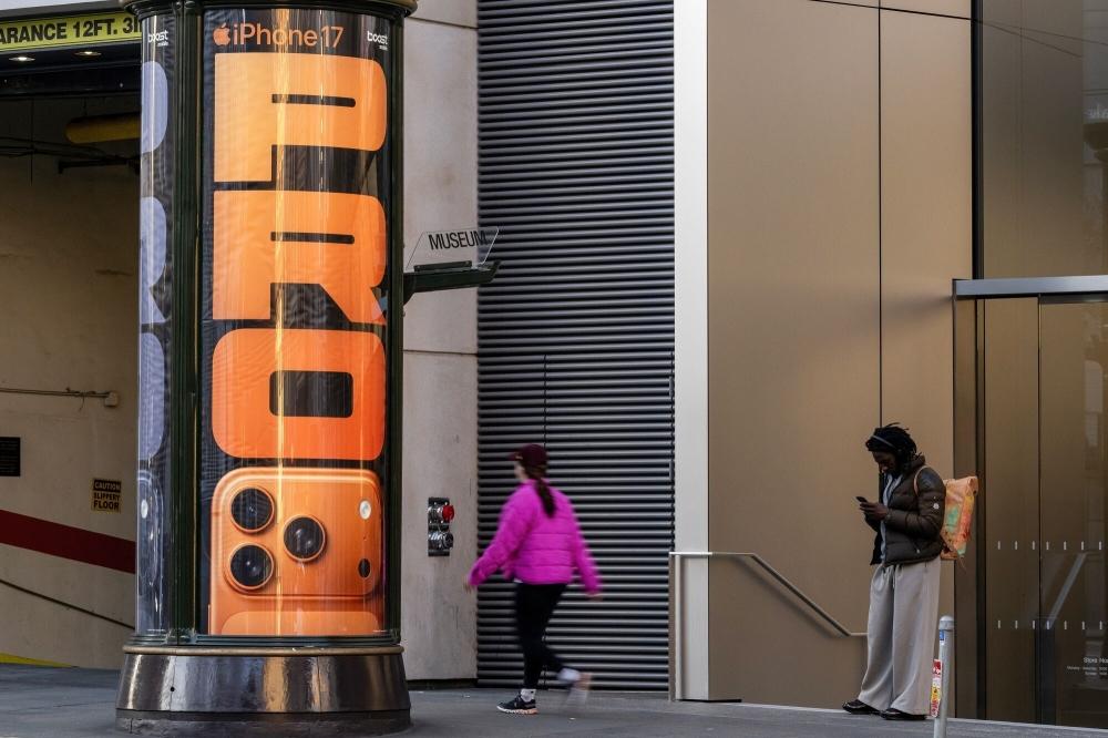 لافتة إعلانية لهاتف آيفون 17 برو بالقرب من متجر أبل في سان فرانسيسكو