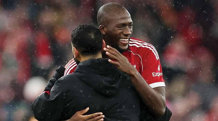 كوناتي يحتفل مع صلاح بهدفه