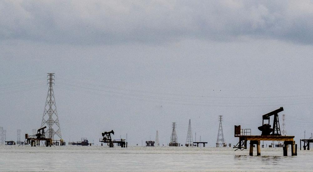 منصات نفطية في كابيمس، جنوب بحيرة ماراكايبو، بولاية زوليا، فنزويلا (أ.ف.ب)