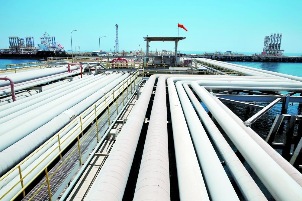 أنابيب قرب مصفاة تابعة لأرامكو في السعودية