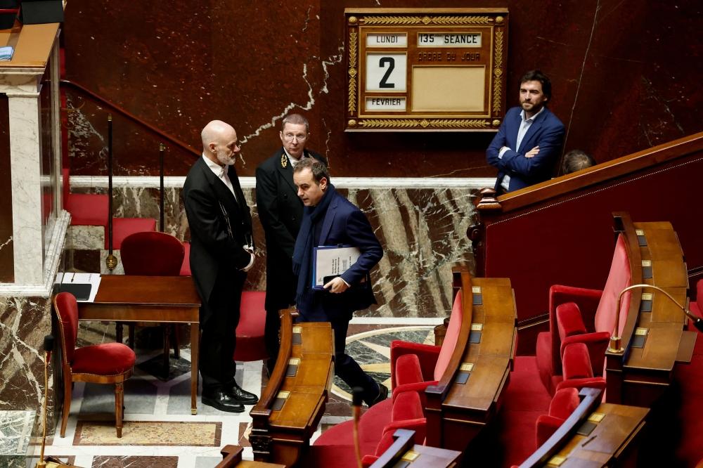 رئيس الوزراء الفرنسي سيباستيان ليكورنو في قاعة البرلمان (رويترز)