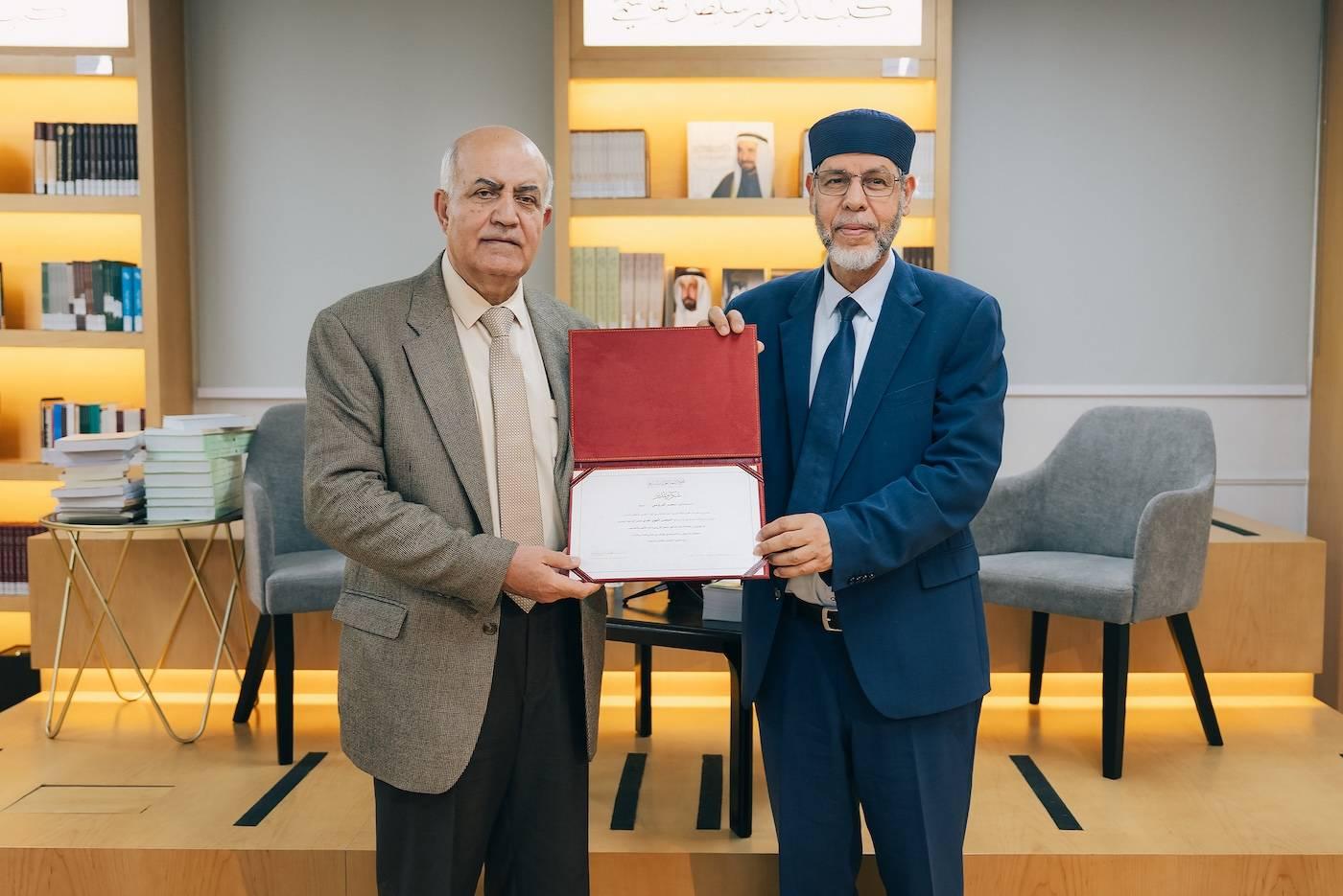 د.أمحمد صافي المستغانمي يكرم سمير الدروبي