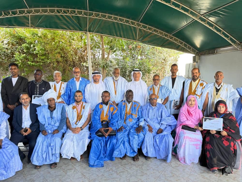 عبدالله العويس وذ محمد القصير مع مجموعة من المشاركين في المهرجان