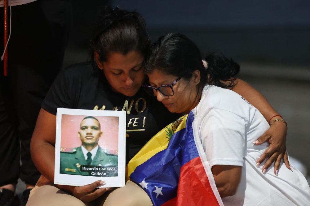 عائلات مسجونين ترحب وتوقف إضراباً عن الطعام