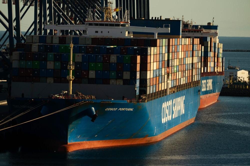 سفينة حاويات عملاقة تابعة لشركة كوسكو الصينية في ميناء لونغ بيتش الأمريكي