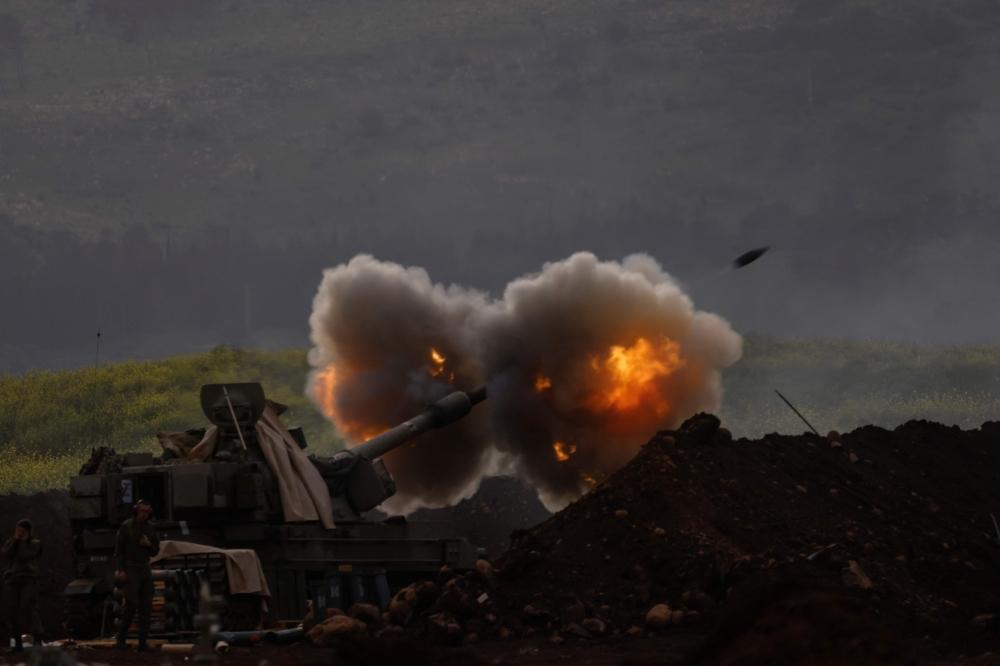مدفعية إسرائيلية في الجليل الأعلى تطلق النار باتجاه جنوب لبنان 14 مارس/آذار 2026 (أ.ف.ب)