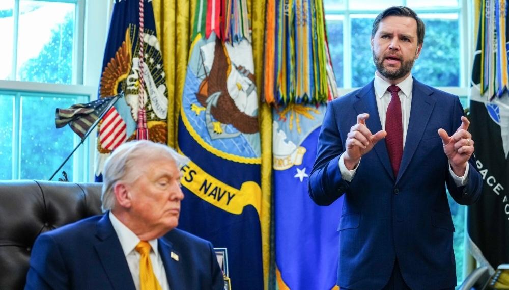 فانس يقف خلف ⁠ترامب خلال فعالية في المكتب البيضاوي