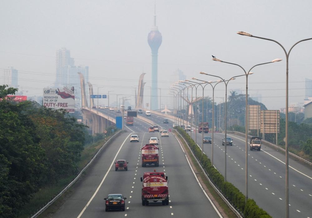 سريلانكا تقرر عطلة أسبوعية يوم الأربعاء للموظفين الحكوميين لترشيد استهلاك الوقود (رويترز)