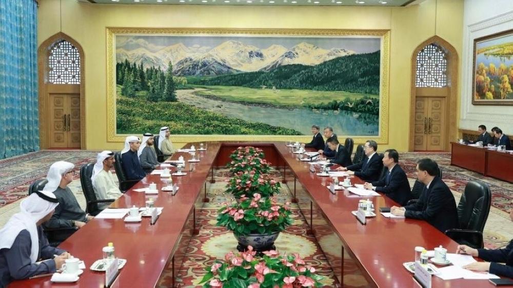 المبارك والوفد المرافق خلال لقاء مع أحد المسؤولين الصينيين