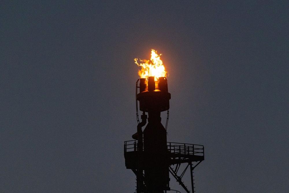 شعلة مدخنة مصفاة النفط في مدينة شفيدت الألمانية (بلومبيرغ)