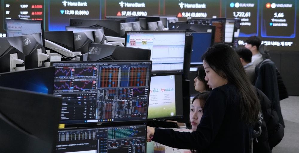 غرفة تداول العملات الأجنبية في المقر الرئيسي لبنك هانا في سيول، كوريا الجنوبية (أ.ب)