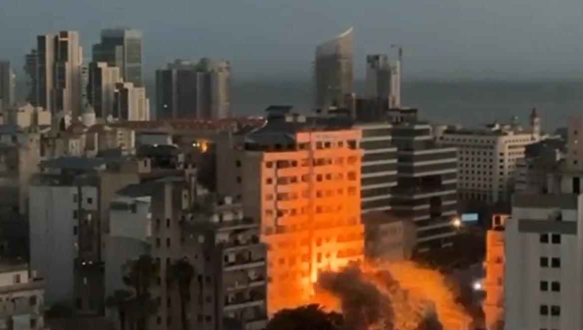 لحظة استهداف المبنى