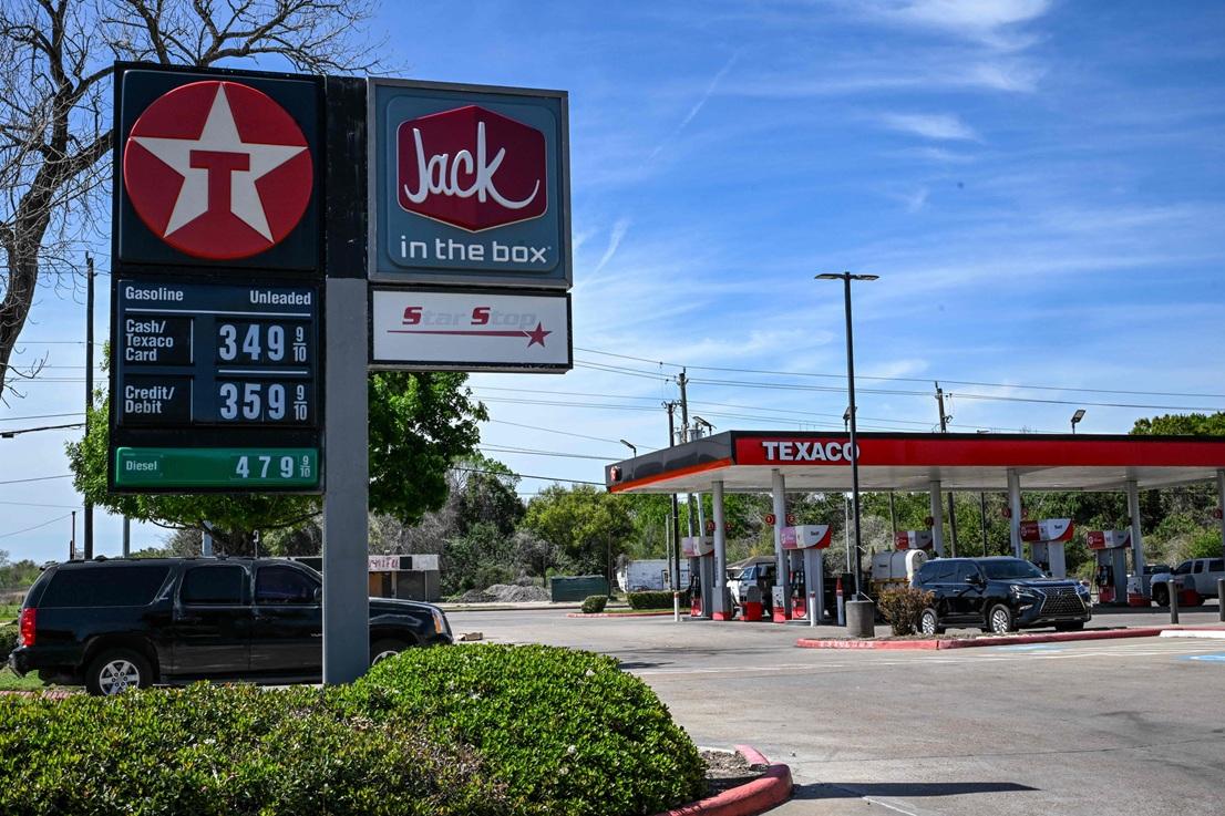 محطة لتعبئة الوقود في هيوستن بولاية تكساس