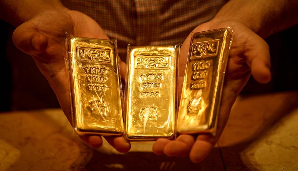 يعرض سبائك ذهبية في سوق الذهب التاريخي في دبي