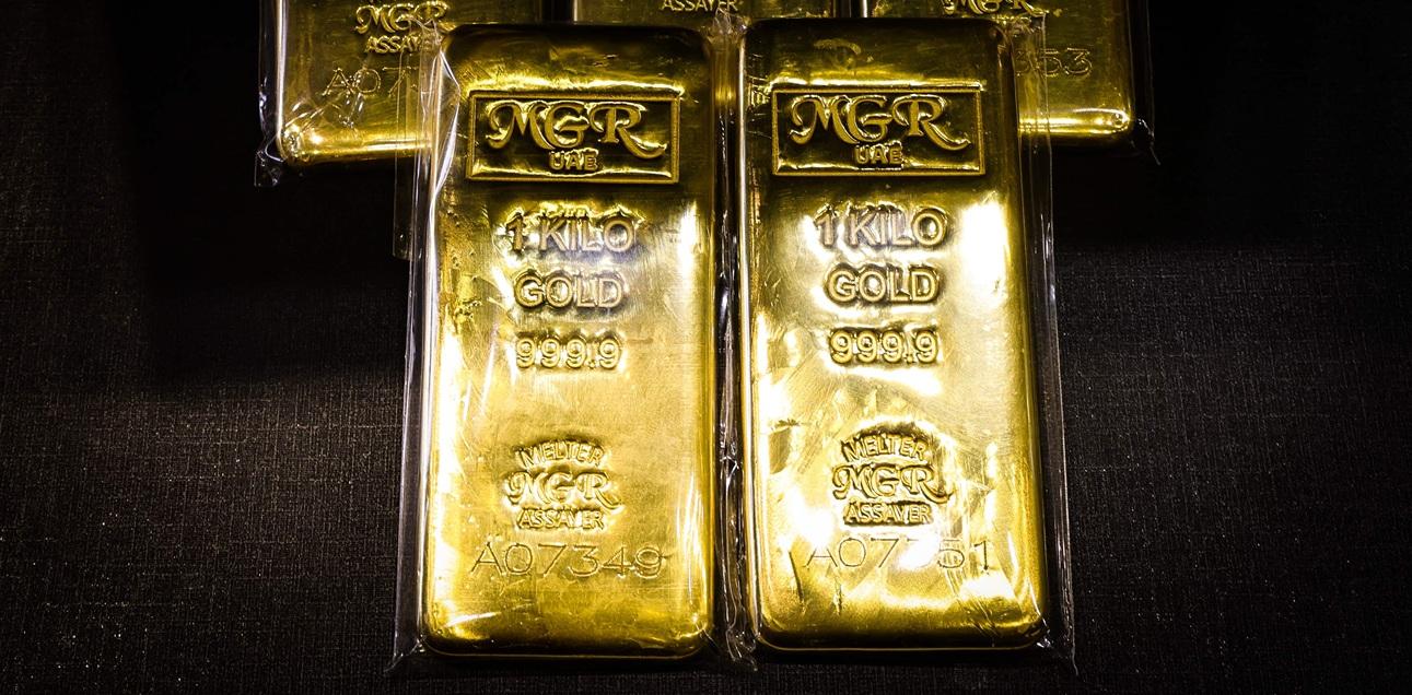 سبائك ذهبية معروضة في أحد متاجر سوق الذهب بدبي (13 أبريل 2026 /أ.ف.ب)