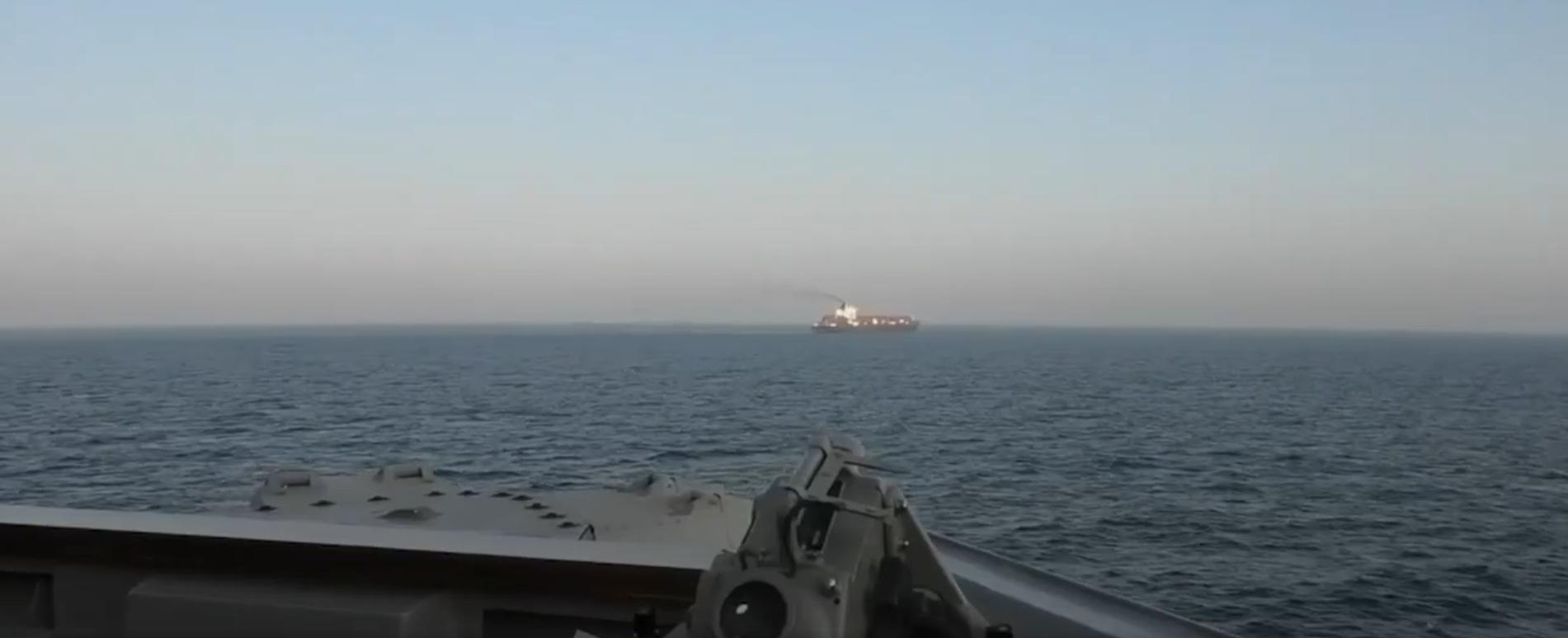 السفينة الإيرانية قبيل التحفظ عليها من البحرية الأمريكية