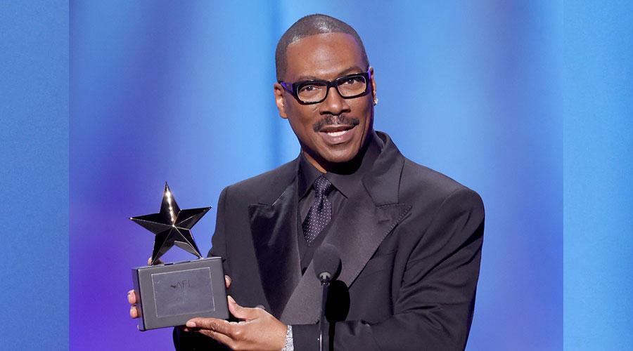 النجم إيدي ميرفي  بعد تسلمه جائزة إنجاز العمر  (أ.ف.ب)