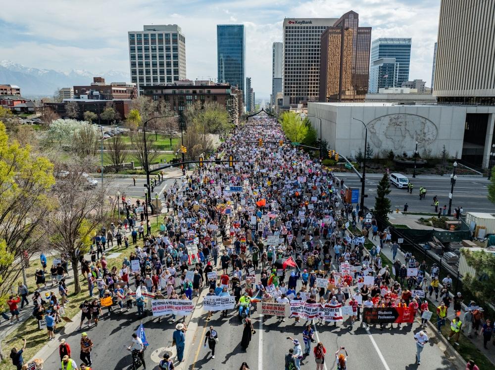 من تظاهرات لا للملوك التي جابت المدن الأمريكية ومن بين شعاراتها وقف الحرب