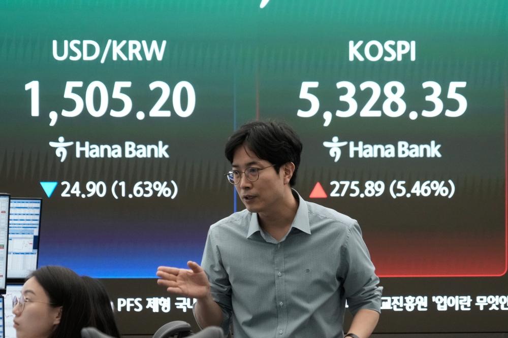 متعامل في غرفة تداول العملات الأجنبية بالمقر الرئيسي لبنك هانا في سيول، كوريا الجنوبية. (أ.ب)