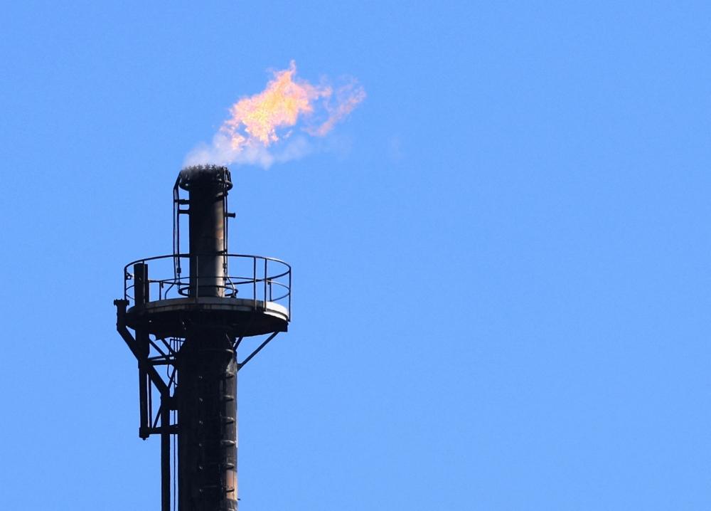 لهب مدخنة منصة هيدروكربونات لشركة توتال في فيلوي، بلجيكا (رويترز)