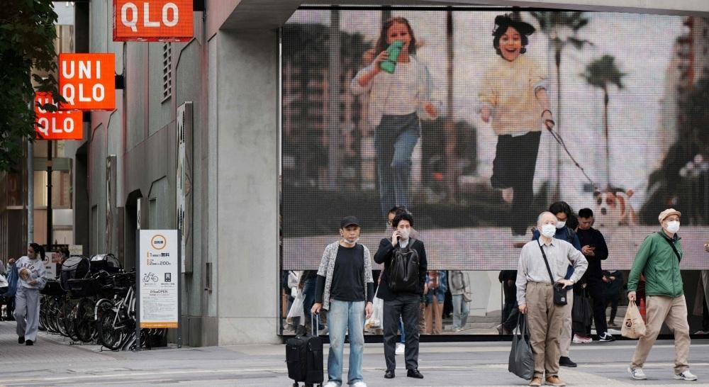 أحد متاجر يونيكلو وسط طوكيو (أ.ف.ب)