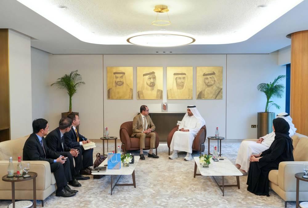 غرف دبي تبحث مع سفير إندونيسيا تعزيز التجارة البينية والاستثمار