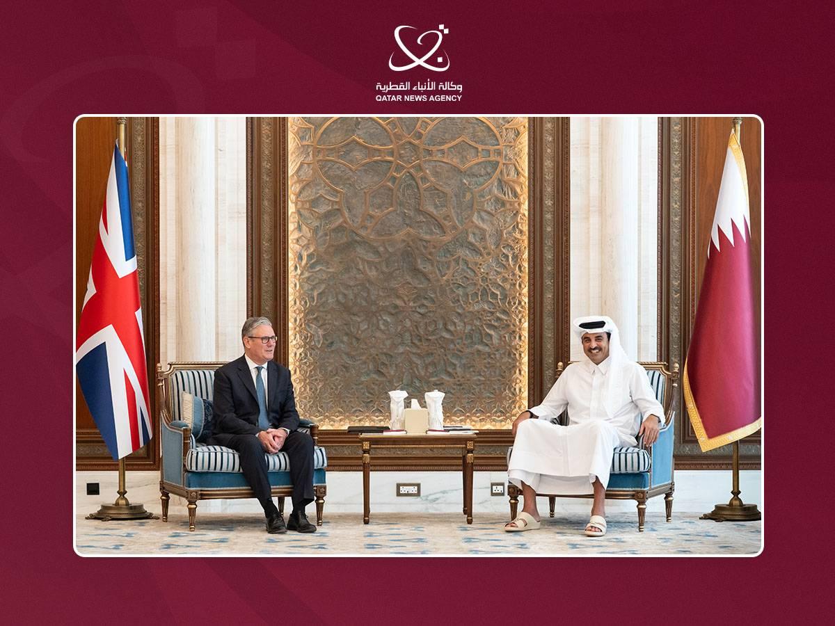 أمير قطر خلال استقباله رئيس الوزراء البريطاني (قنا)