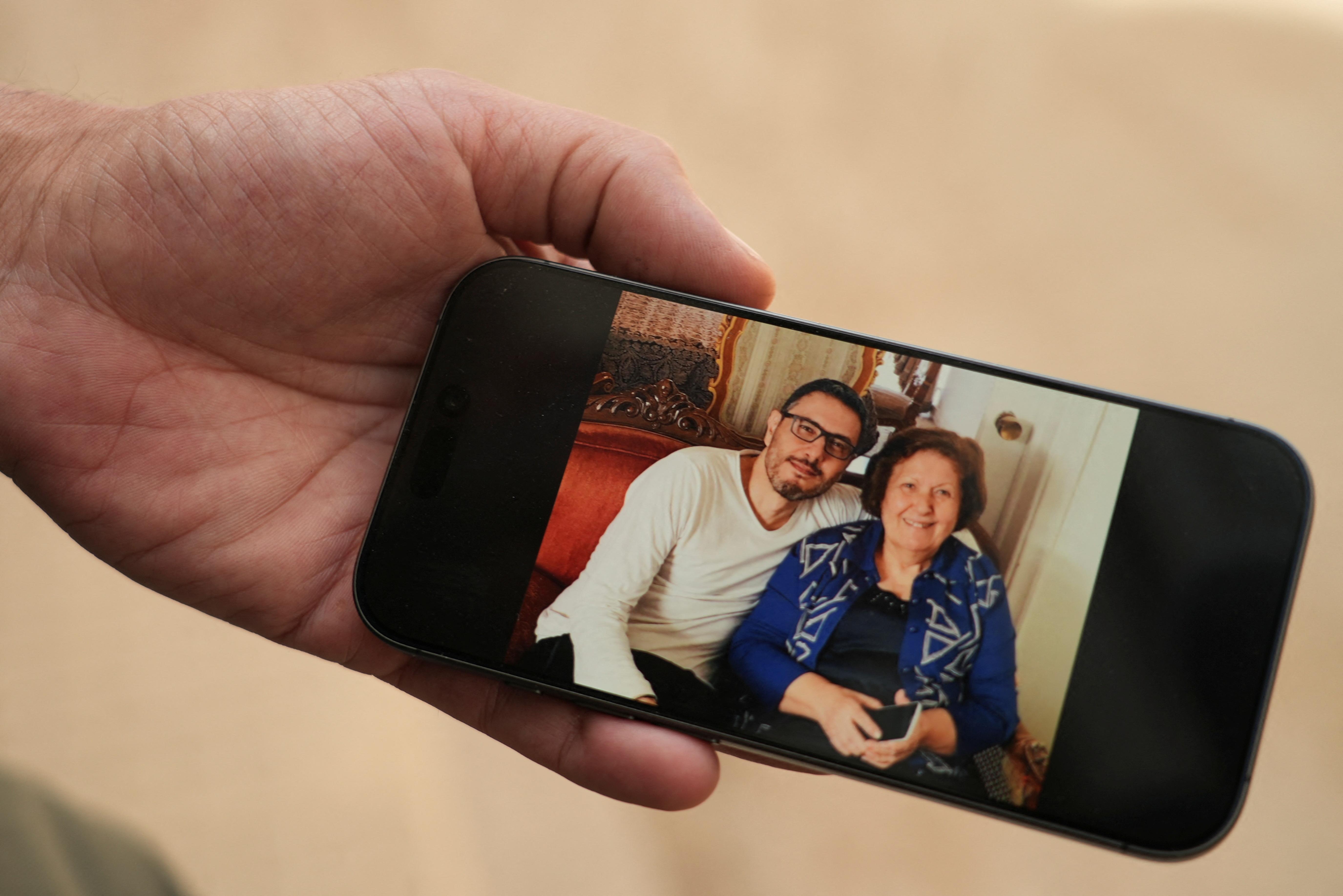 كل ما تبقى للعائلة هي صور وذكريات الوالدة عفاف صيداوي والشقيق حسن صباغ