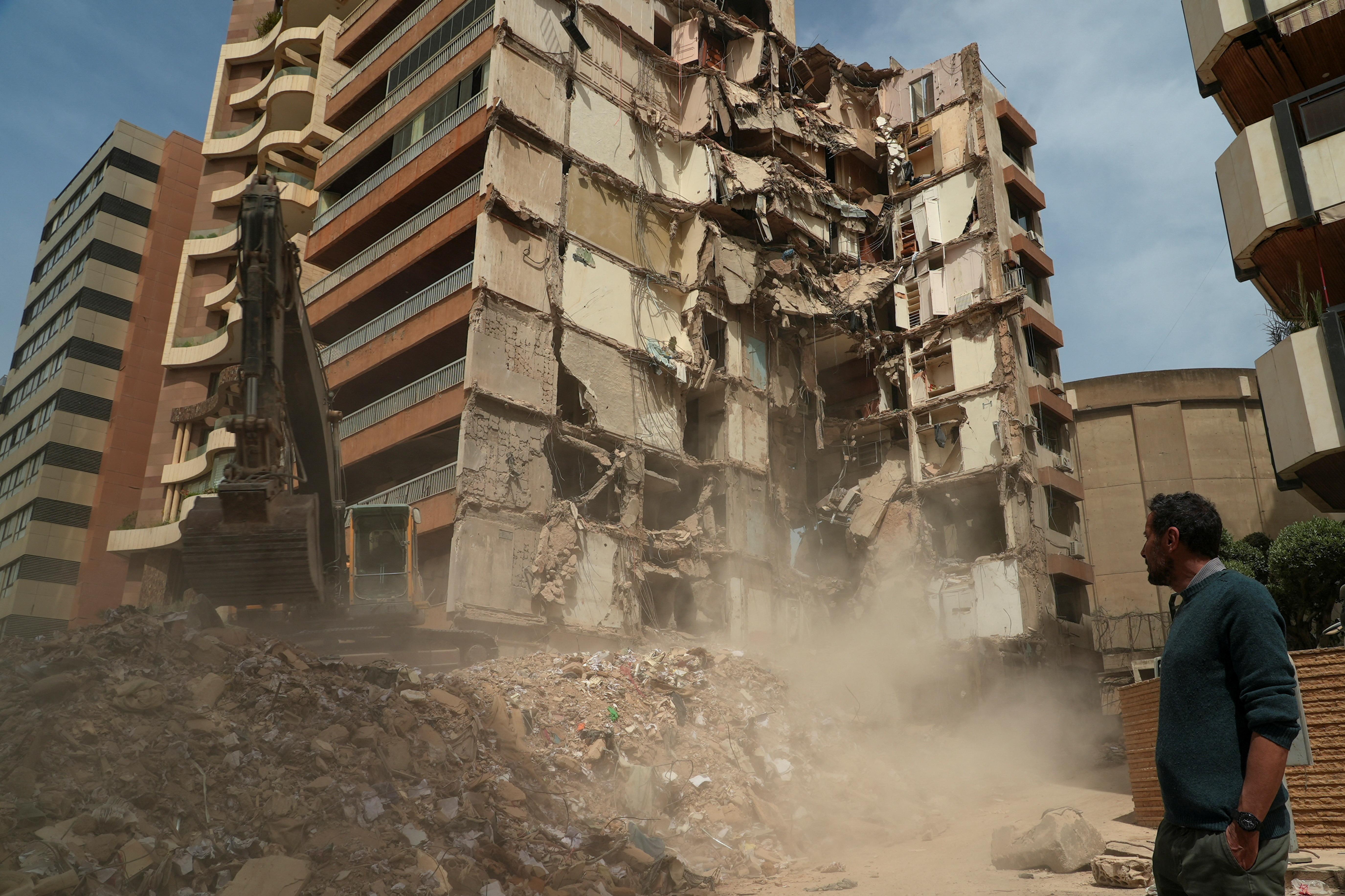 يقف وائل صباغ بصمت ليستعيد شريط ذكريات أكثر من 40 عاماً انتهت في لحظة