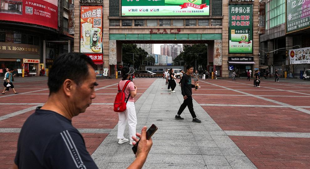 مارّة في ساحة بمدينة قوانغتشو، في الصين (15 أبريل 2026. رويترز)