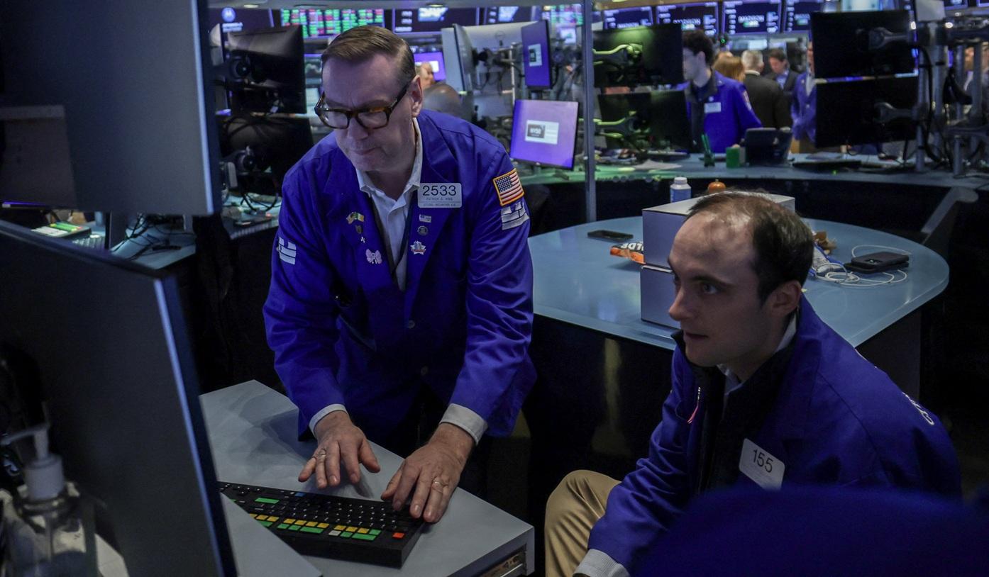 متعاملان في بورصة نيويورك