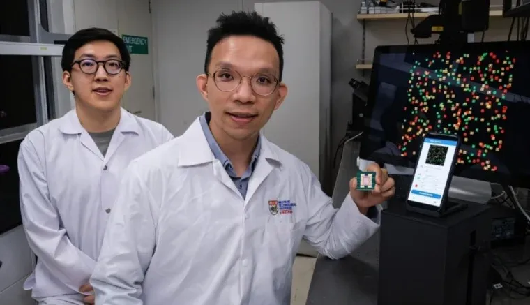 باحثان يحملان الشريحة