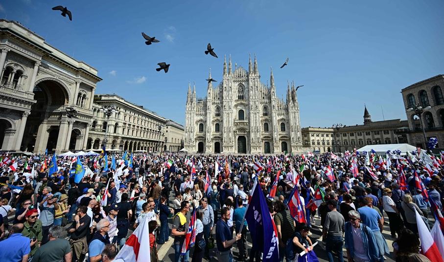 التجمع الحاشد لأحزاب اليمين المتطرف في ساحة الدومو في ميلانو (18 أبريل 2026/ أ.ف.ب)